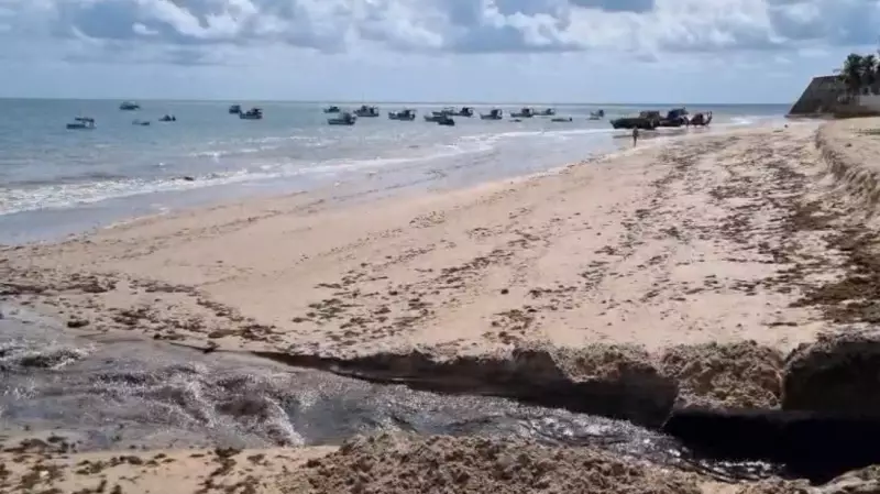 Poluição em Tambaú: água escura e geladeiras na praia preocupam