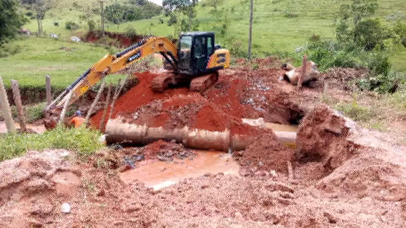 Ponte cede durante temporal e deixa moradores ilhados na zona rural de Santa Branca