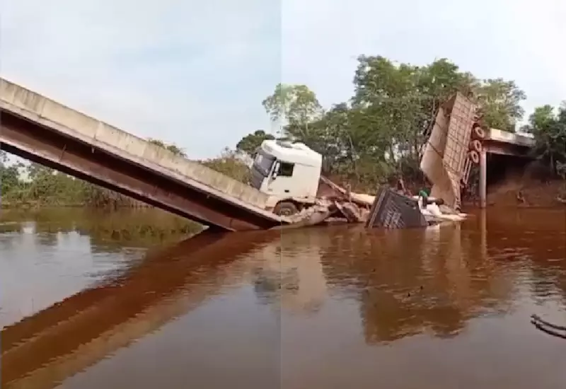 Ponte desaba com caminhão de milho no Rio Salobo, sul do Pará
