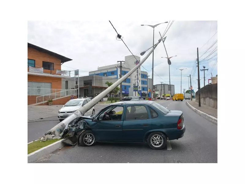 Poste fica pendurado após colisão na PB; estado registra 648 acidentes similares em 2025