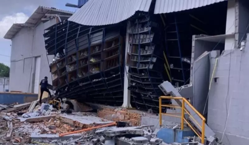 Prateleiras desabam e derrubam muro de armazém na BR-135 em São Luís; uma pessoa fica ferida