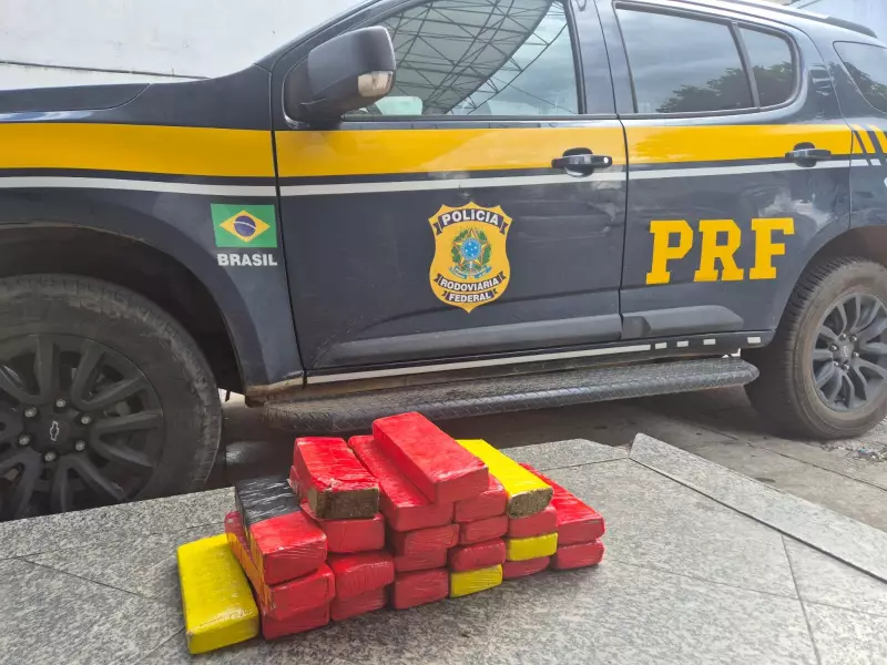PRF apreende 18 kg de maconha escondidos em banco de carro em Campos dos Goytacazes