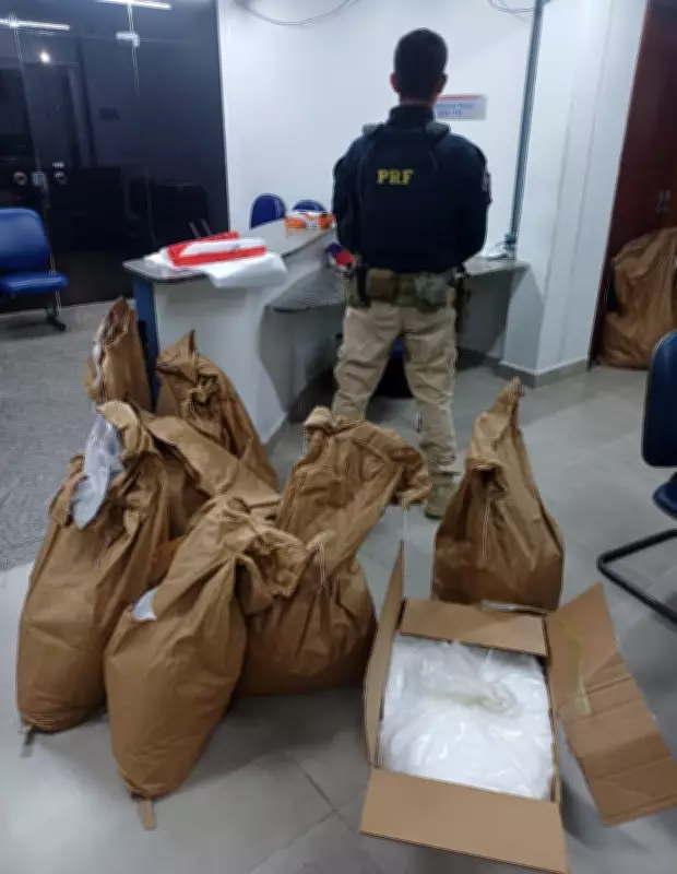 PRF apreende 276 kg de produto químico para drogas em Resende (RJ)