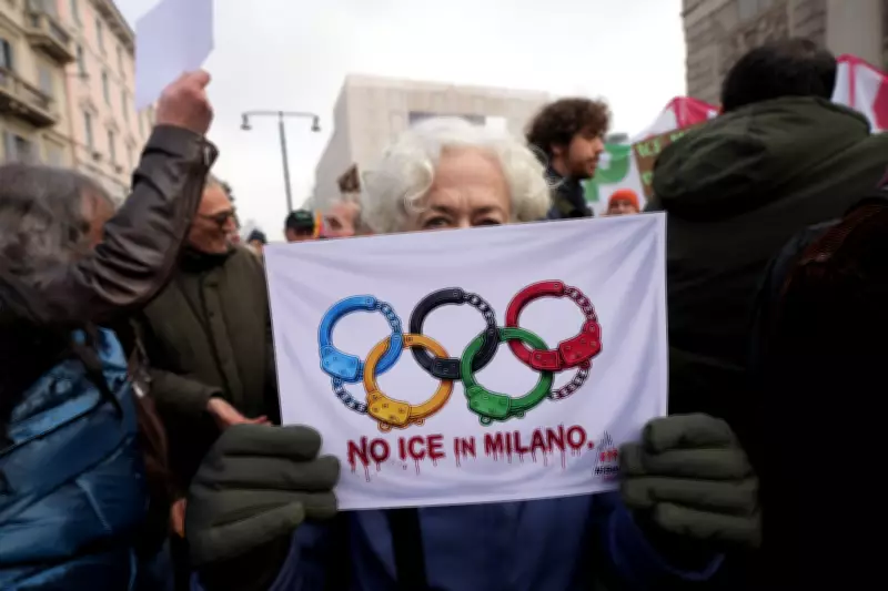 Protesto em Milão reúne centenas contra presença de agentes do ICE dos EUA durante Olimpíadas