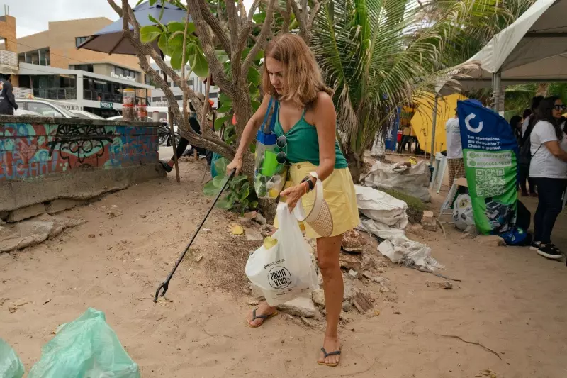 Pós-Réveillon: Emlur recolhe 100 toneladas de lixo na orla de João Pessoa