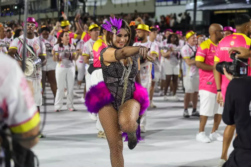 Rainhas de bateria brilham em ensaio técnico da Série Ouro no Rio