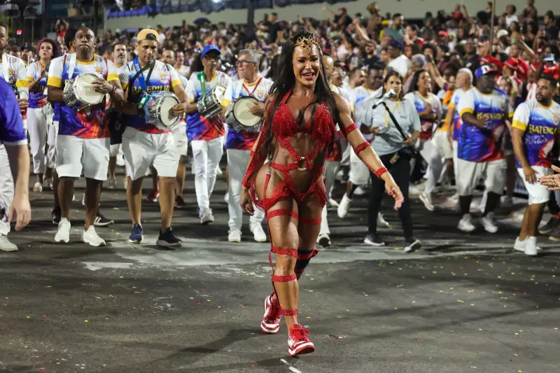 Rainhas e musas brilham em ensaios de escolas de samba do Rio