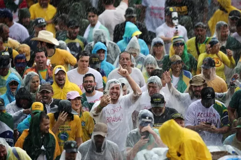 Raio atinge concentração de manifestantes pró-Bolsonaro em Brasília durante ato com 18 mil pessoas