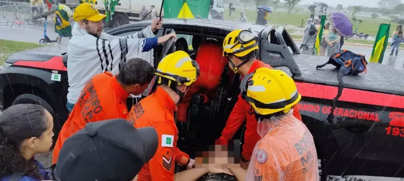 Raio atinge concentração pró-Bolsonaro em Brasília: Bombeiros socorrem vítimas