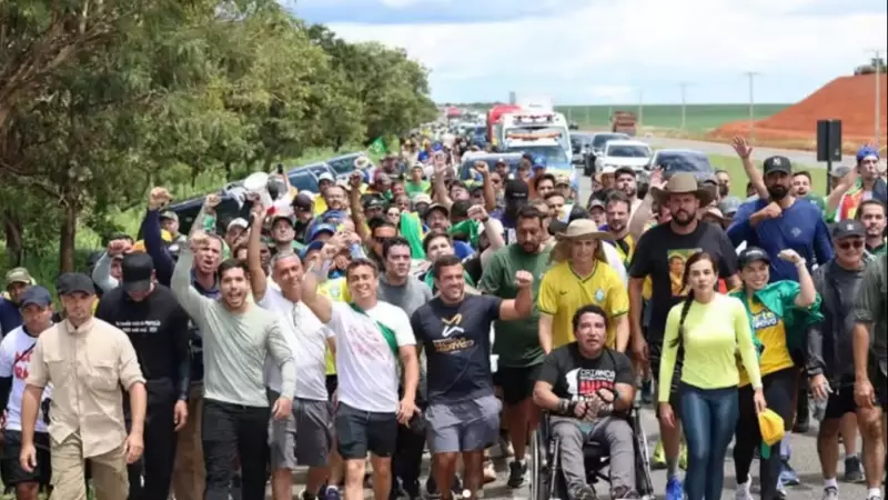 Raio em ato bolsonarista gera guerra narrativa entre esquerda e direita sobre 'Deus no controle'