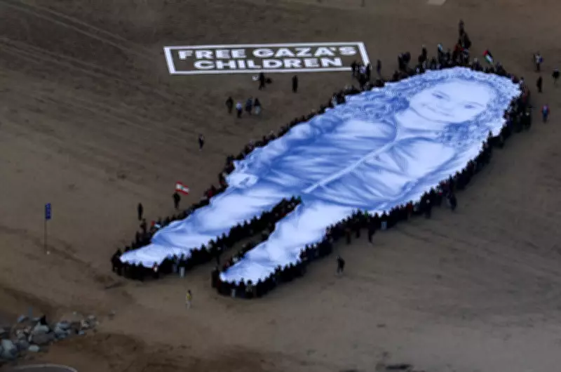 Retrato gigante de Hind Rajab, menina palestina, é estendido em praia de Barcelona em protesto