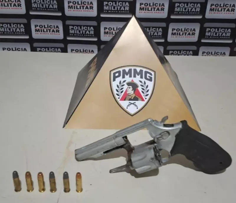 Revólver com seis munições é encontrado escondido sob tapete de carro apreendido em Várzea da Palma