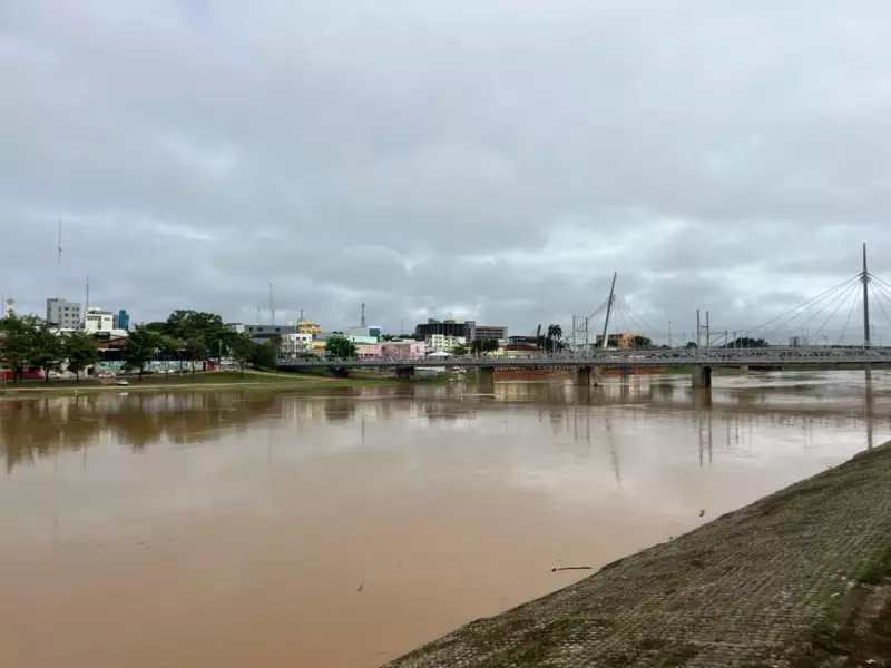 Rio Acre atinge 13,27 m e fica a 23 cm do alerta após chuvas intensas