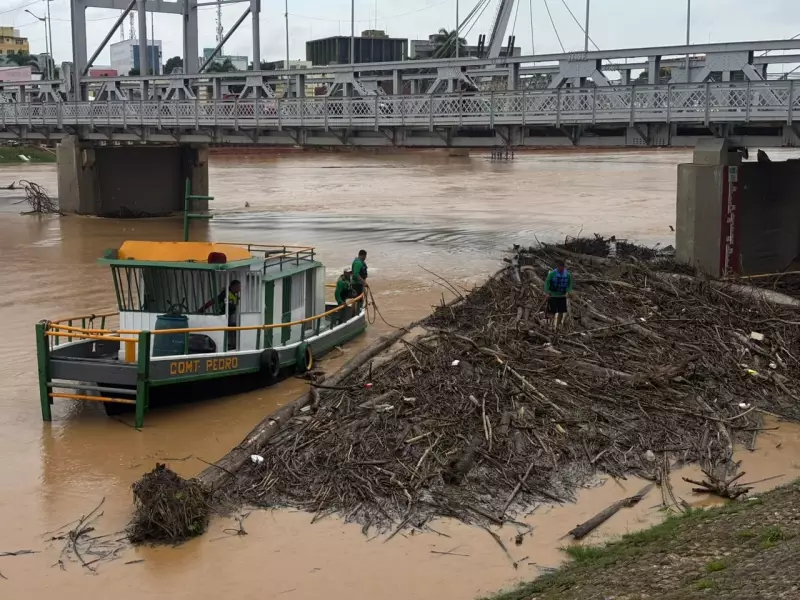 Rio Acre atinge 13,96m e equipes removem balseiros em ponte de Rio Branco