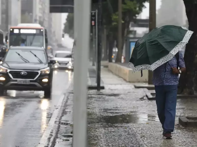 Rio de Janeiro tem feriado com chuva e ressaca após temporal intenso