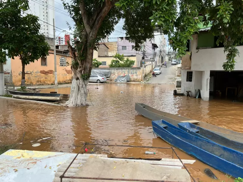 Rio Doce atinge nível de inundação em Governador Valadares e avança sobre ruas