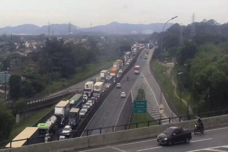 Rodovia Anchieta tem congestionamento no sentido São Paulo nesta segunda