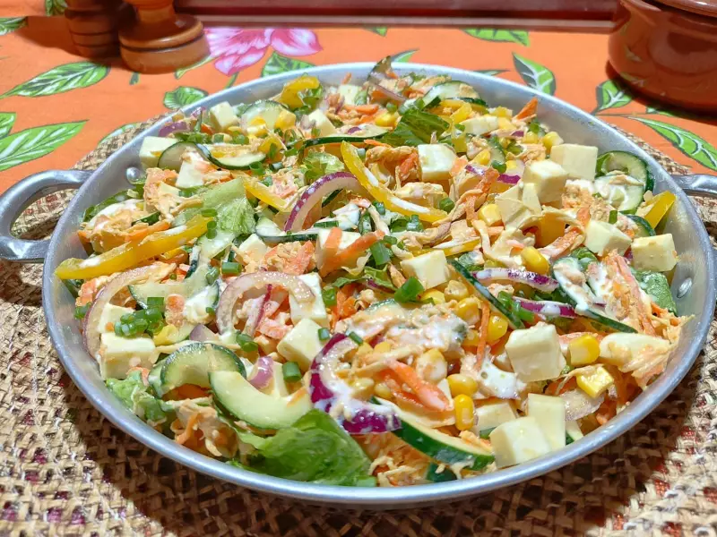 Salada proteica de frango e queijo coalho: receita leve e saborosa