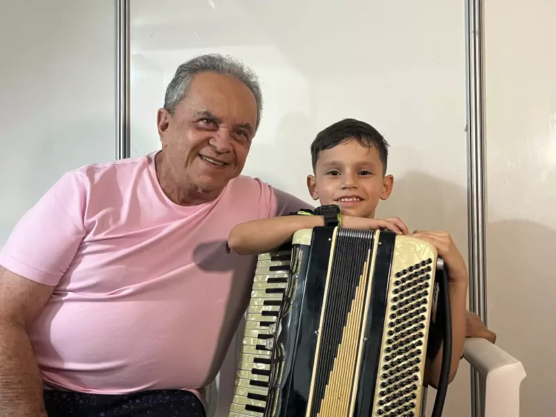Sanfoneiro mirim de 7 anos realiza sonho ao conhecer ídolo Flávio José na Paraíba