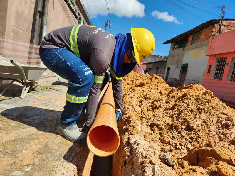 Sete bairros de Manaus recebem obras de esgotamento sanitário com intervenções noturnas