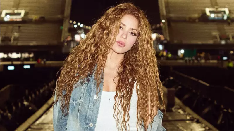 Shakira reencontra passado e canta 'Día de Enero' após 18 anos de silêncio