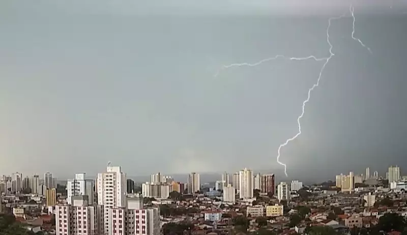 São José dos Campos registra 1,3 mil raios em tempestade intensa