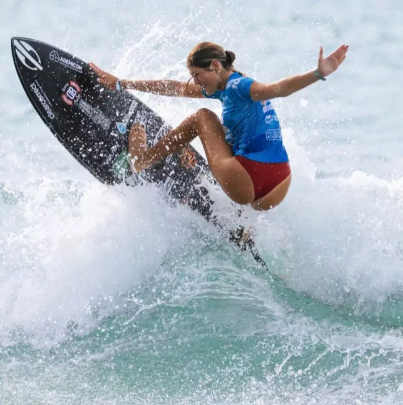 Surfista paranaense Luara Mandelli entra no top 10 mundial júnior nas Filipinas