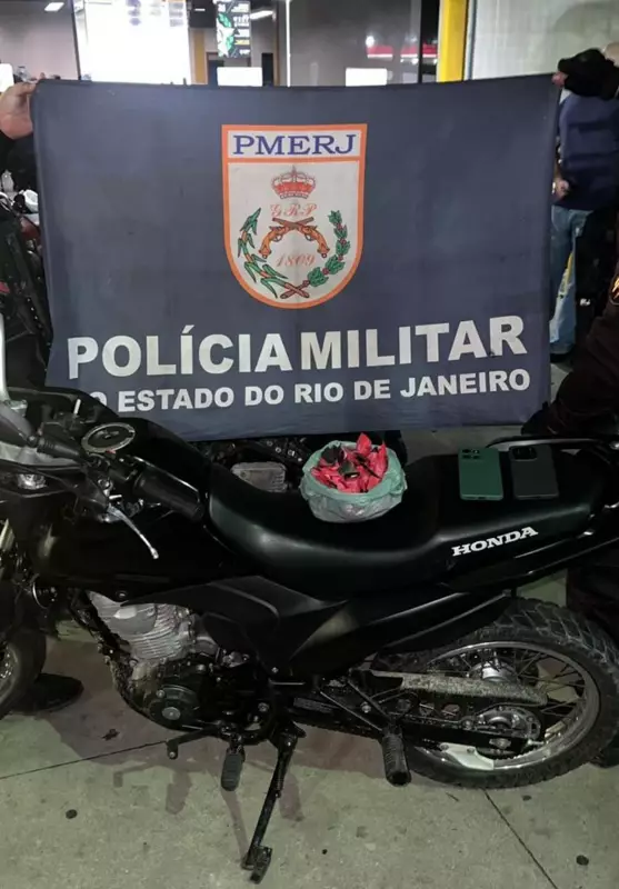 Suspeito quase se afoga ao fugir da polícia em operação antidrogas em Cabo Frio