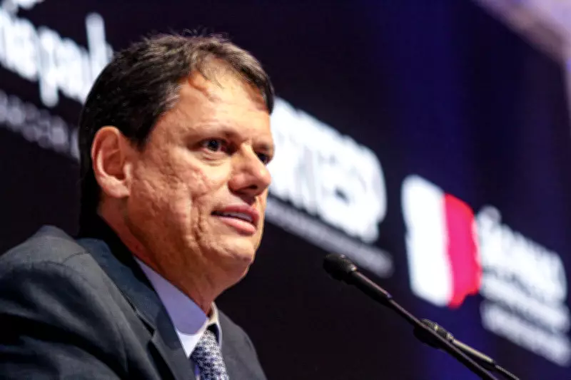 Tarcísio visita Bolsonaro e anuncia apoio 'muito forte' à campanha de Flávio Bolsonaro