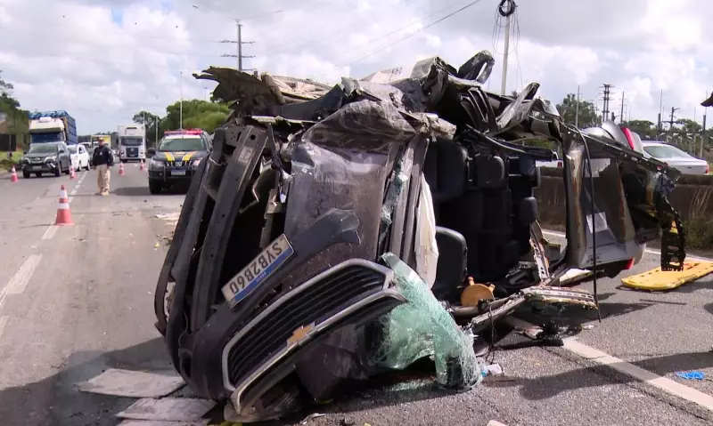 Técnica de enfermagem morre e três ficam feridos em grave acidente na BR-324 na Bahia