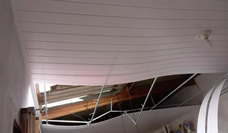 Telhado desaba em Martinópolis após chuva intensa; família com bebê de 13 dias escapa ilesa