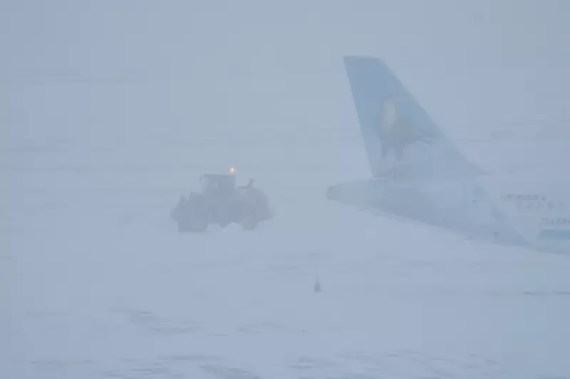 Tempestade de inverno nos EUA cancela mais de 10 mil voos e afeta metade da população