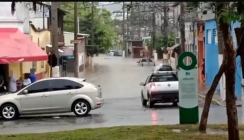 Temporal em Vassouras: Chuva de 75 mm causa alagamentos e queda de barreiras