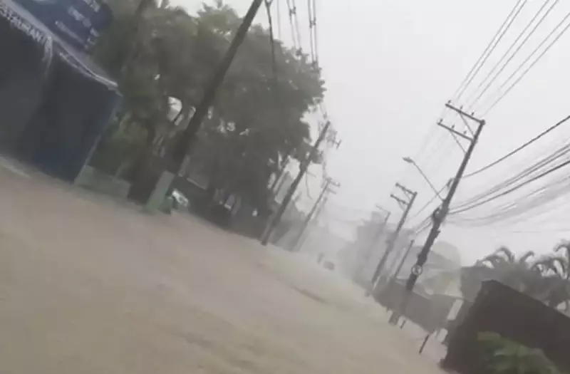 Temporal no Litoral Norte de SP derruba muro de condomínio e causa deslizamento em Cunha