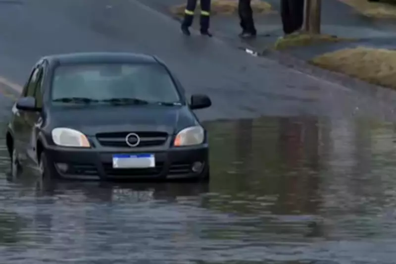 Temporal no Paraná causa alagamentos, destelhamentos e deixa milhares sem energia