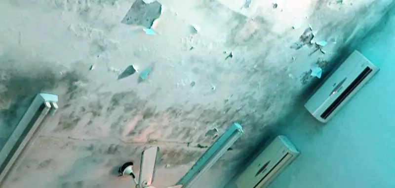 Teto de centro médico em Pirassununga comprometido por chuva gera risco de acidentes