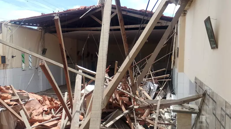 Teto de igreja desaba em Aracaju e destrói parte do prédio no Jardim Centenário