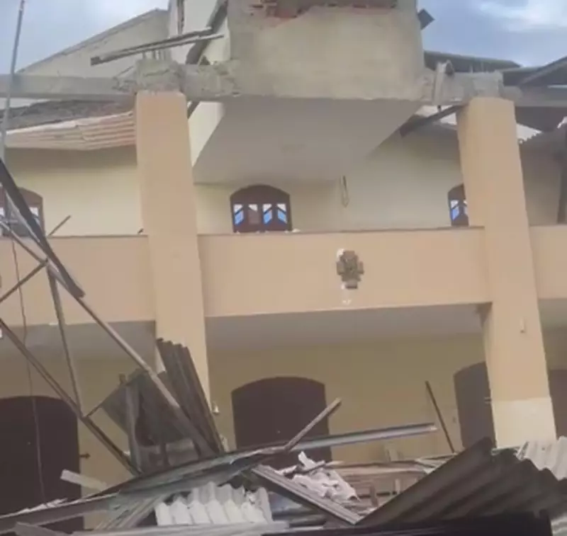 Teto de igreja desaba em Nossa Senhora do Socorro; não há feridos