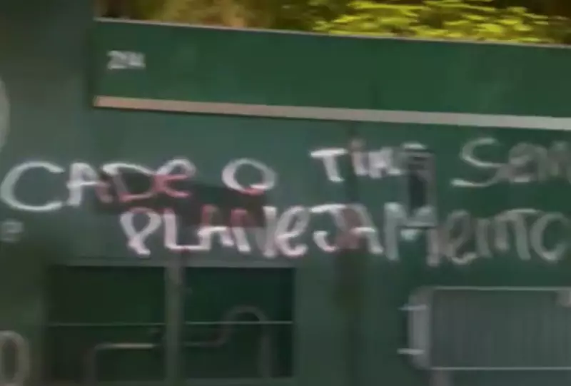 Torcida do Palmeiras picha Allianz Parque após goleada histórica do Novorizontino