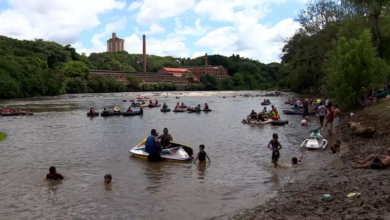 Tradicional descida de boia no Rio Piracicaba reúne centenas com embarcações criativas