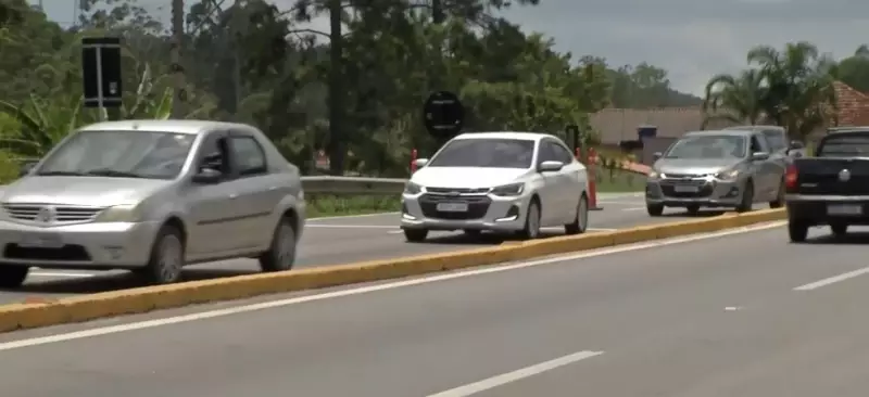 Trânsito lento na Mogi-Bertioga: 1h40 de viagem após feriado