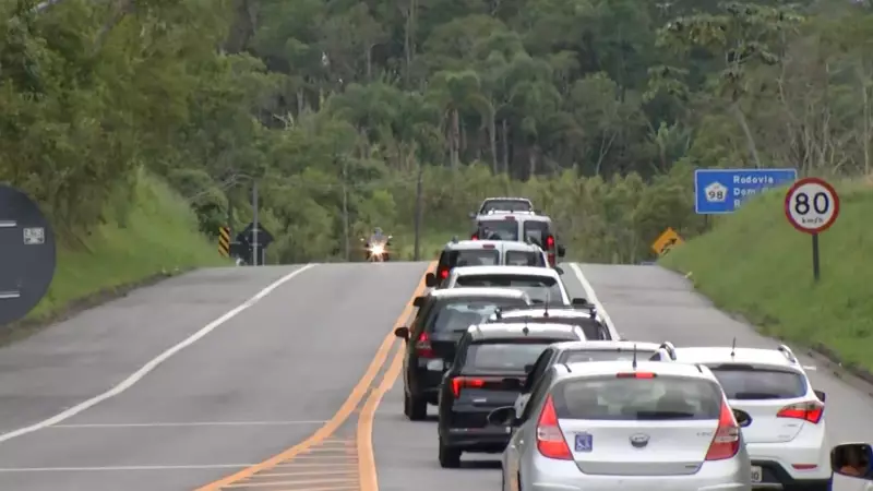 Trânsito na Mogi-Bertioga chega a 1h40 de lentidão no feriado