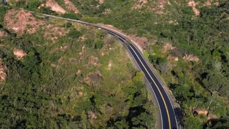 Três mortos em colisão entre picape e caminhão na BR-135 no Piauí