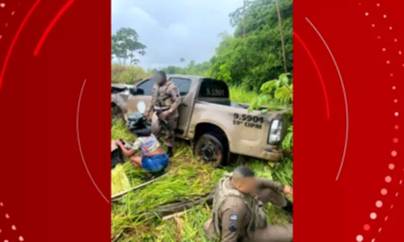 Três policiais feridos após viatura capotar durante perseguição em Camaçari