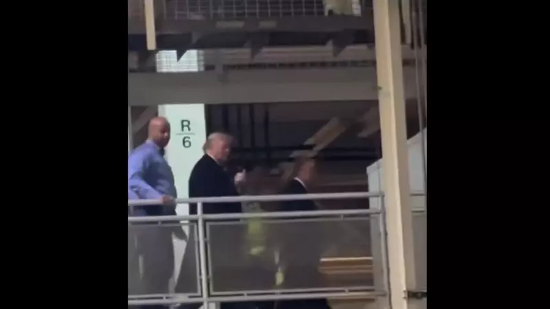 Trump xinga funcionário e faz gesto obsceno em visita à fábrica da Ford