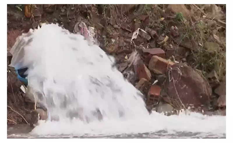 Vazamento de água no bairro João Paulo II desperdiça litros e afeta moradores em João Pessoa