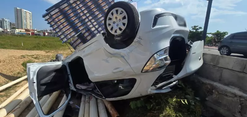 Veículo capota na SE-100 em Aracaju; motorista retira carro sem vítimas