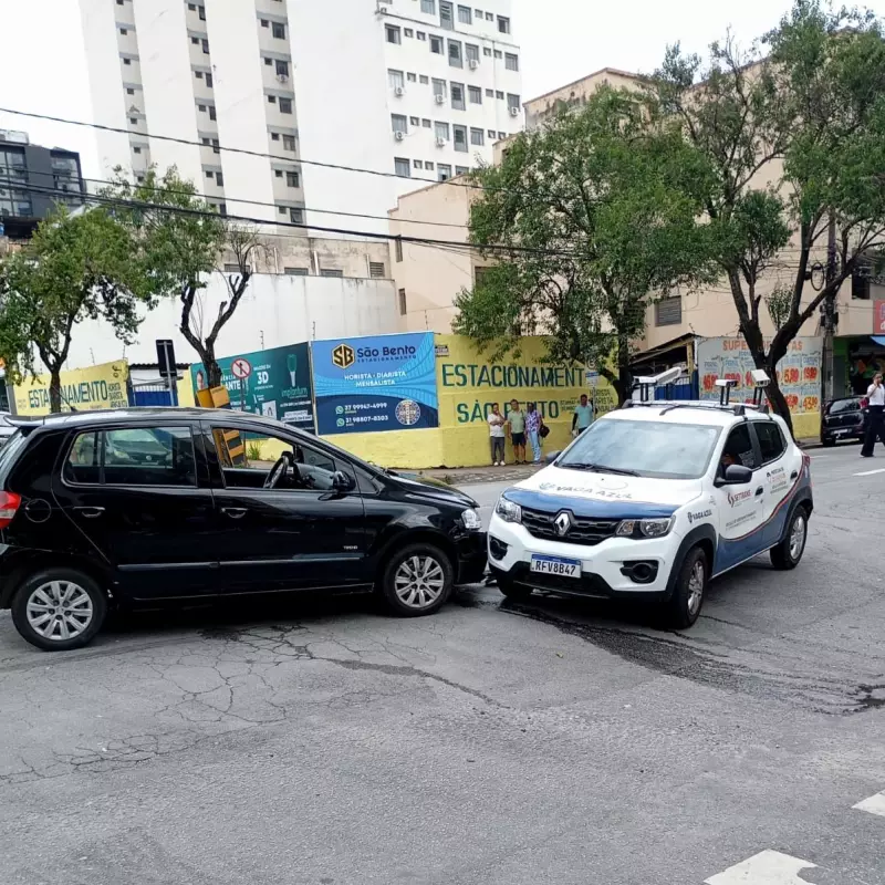 Veículo de monitoramento de estacionamento se envolve em acidente no Centro de Divinópolis