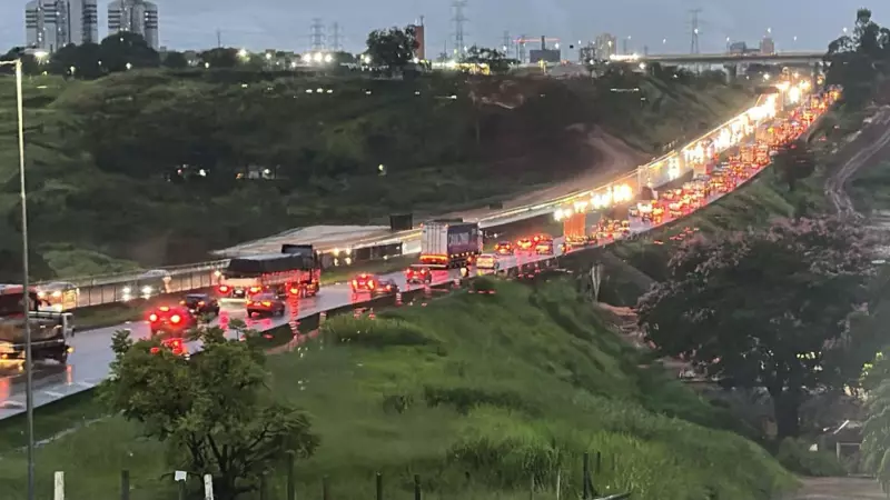 Via Dutra em São José dos Campos tem faixa liberada após erosão causada por chuvas