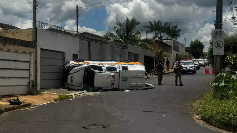 Viatura da PM capota após falha nos freios em Uberlândia; 3 militares ficam feridos